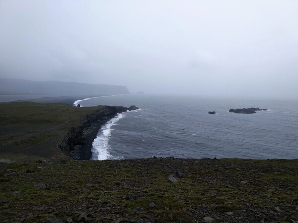 Vélo simple garé près d’un mur dans une lumière douce