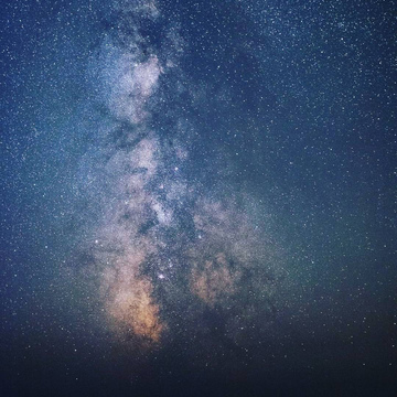 Ciel ouvert avec des nuages doux dans une lumière apaisante